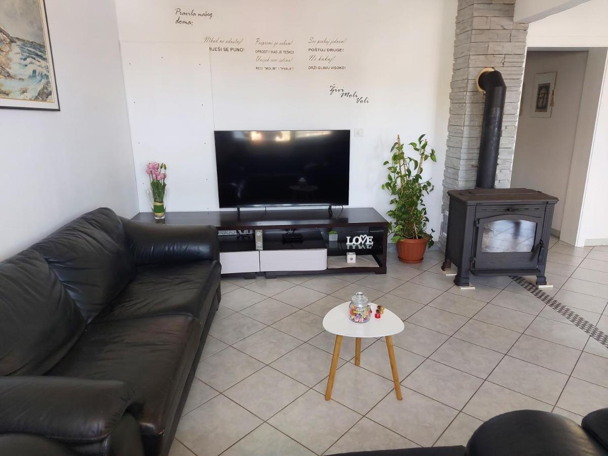 Lara & Vito Apartment Metajna Luaran gambar